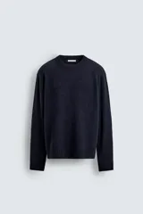 Jersey de punto con mezcla de lana y fibra de yak, de corte regular, con cuello redondo y manga larga. Presenta acabados en rib en puños, cuello y ruedo.