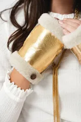 Guantes mitones dorados de cuero con interior de lana natural color crema.