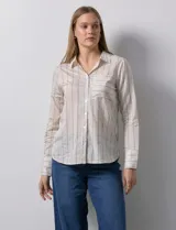 Camisa blanca a rayas verticales, marca Alex & Jordan. Tiene cuello con solapa, abertura central con botones y bolsillo aplicado en el pecho.