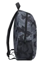 Mochila Caterpillar modelo Benson, con estampado geométrico en tonos grises y negros. Cuenta con compartimento principal con cierre, bolsillo frontal, bolsillos laterales de malla y logo de la marca en la parte superior.