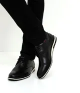 Zapato casual Viko para hombre de cuero marrón, tipo derby, con cordones del mismo tono, punta redondeada y suela plana en color blanco con detalles en negro y marrón oscuro.