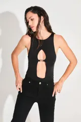 Body negro de seda fría con escote cerrado y abertura en el delantero unida por un aplique metálico con el logo de la marca.