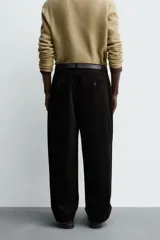 Pantalón de corte carrot fit confeccionado en tejido de mezcla de algodón. Presenta bolsillos frontales, bolsillos traseros de vivo y cierre frontal con cremallera y botón.