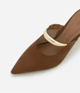 Zapato de tacón marrón con puntera fina y tira ancha dorada.