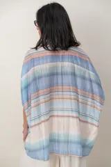 Camisa de organdí con diseño de franjas horizontales multicolor, corte holgado y mangas tres cuartos.