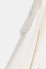 Chaqueta oversize negra confeccionada en hilatura con mezcla de modal, de corte fluido. Cuenta con cuello subido, manga larga con puños elásticos, bolsillos de vivo en el delantero y trabillas en los hombros. El bajo es abullonado con elástico y el cierre frontal es con botones a presión.