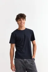 Remera de manga corta con cuello redondo, diseño básico y corte clásico.