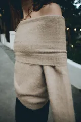 Jersey de punto confeccionado en hilatura con lana, con diseño de hombros descubiertos, escote recto acabado en vuelta y manga larga.