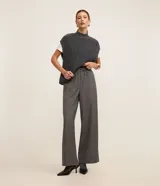 Pantalón de corte recto y estilo sastre, confeccionado en una mezcla de poliéster y viscosa. Presenta cintura alta con elástico y lazo ajustable, costuras frontales decorativas y bolsillos laterales.