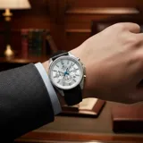 Reloj Casio Edifice plateado con detalles en azul, con correa de cuero negra.