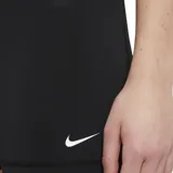 Shorts deportivos Nike Pro 365, color negro, de corte ajustado y tiro alto con banda elástica ancha que lleva el logo 'NIKE PRO' en blanco. Presenta el logo Swoosh blanco en la pierna izquierda.