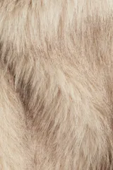 Chaleco color beige con efecto peludito, cuello en V y cierre oculto de corchete. Forrado.