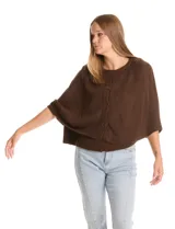 Capa de punto color bordó con diseño envolvente de doble capa superpuesta. Presenta cuello a la base, cierre frontal con botones y mangas estilo japonés con terminaciones acanaladas.