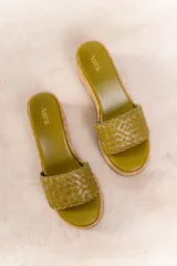 Sandalia con plataforma de corcho y capellada tejida de cuero vacuno.