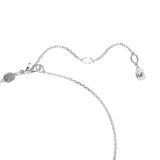 Colgante con cadena fina plateada y dije circular con cristal blanco central. El diseño presenta un cristal central de talla redonda en un engaste bisel abombado y una Swarovski Zirconia en el alargador.