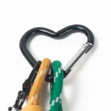Llavero con mosquetón en forma de corazón, compuesto por dos cordones de tela trenzada en colores amarillo y verde, y un dije colgante en forma de limón.