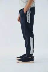 Pantalón de felpa negro con logo estampado y en goma, cintura ajustable y puños.