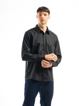 Camisa de manga larga color azul marino, confeccionada en algodón, con cuello abotonado (button-down) y un pequeño logo bordado en el pecho.