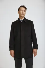 Abrigo tipo carcoat de corte clásico y estructura formal, en color azul marino. Presenta cierre frontal con botones, cuello camisero y bolsillos laterales. El interior cuenta con un forro oscuro con detalles en contraste.