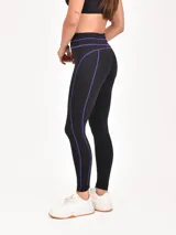 Calza deportiva negra con detalles de líneas finas en color fucsia en la cintura y los laterales.