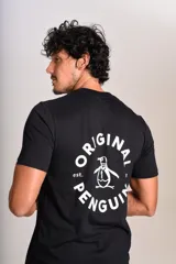Remera de algodón negra con cuello redondo y mangas cortas. Presenta el logo de la marca estampado en blanco en el lado izquierdo del pecho.
