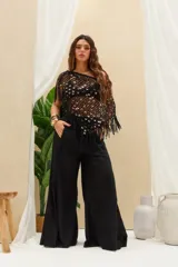 Pantalón negro de lino con tiro alto, bolsillos laterales y diseño de pierna ancha (palazzo).