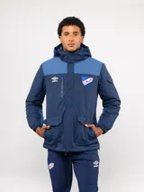 Parka de abrigo Umbro del Club Nacional de Football, con diseño de bloques de color en azul, rojo y blanco. Cuenta con capucha, cierre frontal, bolsillos frontales y el escudo del club bordado en el pecho.