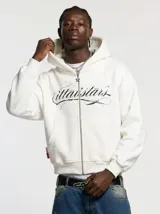 Hoodie con cierre frontal y capucha, color blanco off-white, con estampa tipográfica en el pecho estilo gótico/caligráfico en color negro y bolsillos tipo canguro.