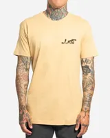 Remera color beige, de manga corta y corte recto, con estampa pequeña en el pecho con la inscripción "Lost".