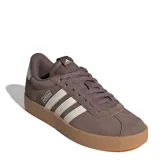 Championes Adidas VL Court 3.0 para mujer, color marrón con las tres tiras características en blanco y suela de goma tipo chunky.