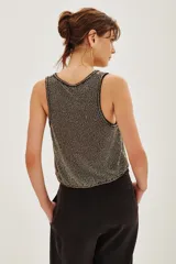 Musculosa de punto con acabado metalizado en tonos negro y dorado, con escote en V y bordes acanalados.