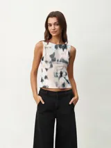 Musculosa con estampado abstracto en tonos celeste, beige, negro y blanco.