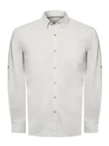 Camisa de manga larga RKF modelo Galiton, confeccionada en popelina de algodón orgánico color gris claro. Presenta cuello clásico, cierre frontal con botones de madera, bolsillo en el pecho con logo bordado y mangas ajustables. Incluye protección solar UPF 20+.
