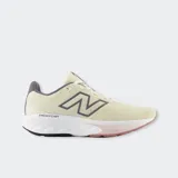 Championes de running New Balance Fresh Foam X 520 v9, color beige claro con detalles en violeta y suela con toques en rosado y blanco. Presentan capellada de malla transpirable, entresuela Fresh Foam amortiguadora y el logo "N" característico en los laterales.
