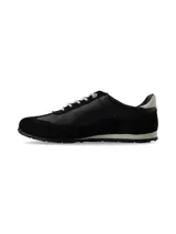 Championes de inspiración running modelo Via, confeccionados en combinación de cuero graneado y nobuck negro, con detalles en blanco en cordones, talón y suela.