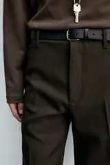 Pantalón de corte regular fit confeccionado en lana de origen italiano. Presenta bolsillos laterales, bolsillo cerillero frontal, bolsillos traseros de vivo y cierre frontal con cremallera y botón.