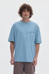 Remera celeste con efecto lavado washed, cuello redondo, mangas cortas y calce holgado. Cuenta con pequeño estampado tipográfico en el pecho.