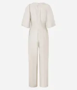 Mono largo color crudo, de corte wide leg, con escote cuadrado, fruncido en el busto, mangas cortas con pliegues en las sisas y cierre por cremallera en la espalda. Confeccionado en tejido viscolino.