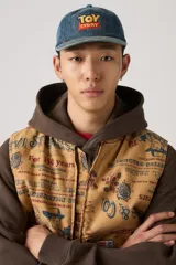 Gorra de béisbol de denim azul con el logo de "Toy Story" bordado en amarillo y rojo en el frente.