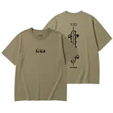 Remera de corte holgado color verde militar, con cuello redondo y mangas cortas. Presenta un pequeño estampado negro en el pecho y un diseño gráfico vertical en la espalda con tipografía y el texto "by riders for riders".