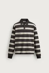 Polo de manga larga con diseño de rayas horizontales en tonos gris oscuro, negro y blanco marfil, cuello solapa y cierre frontal de botonadura oculta.
