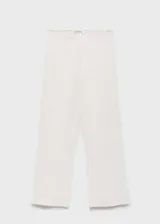 Pantalón de corte recto y tiro medio, confeccionado en una mezcla de ramio y algodón con textura arrugada. Presenta cintura elástica con lazo ajustable y diseño largo.