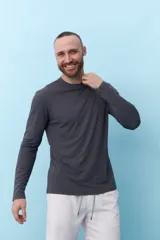 Remera de manga larga color gris.