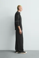 Pantalón relaxed fit tejido en hilatura de algodón con estructura, color verde militar. Presenta cintura elástica ajustable con cordón en contraste, bolsillos de vivo frontales y detalle de bolsillo trasero.