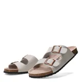 Sandalia estilo 'Birkenstock' de mujer, color oro rosado metalizado con textura de escamas. Posee dos tiras anchas ajustables con hebillas metálicas oscuras y una base de corcho con suela de goma negra.