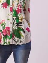 Blusa de lino estampada con flores, marca Cupio. Tiene cuello a la base, escote en V, abertura con botones, bolsillo en la delantera y mangas 3/4 regulables con presilla y botón.