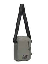 Bolso bandolera color verde oliva, con diseño compacto y funcional. Cuenta con compartimento principal con cierre, bolsillo frontal con detalle de cordón decorativo y correa ajustable con el logo de la marca estampado. Incluye logo de la marca en la parte inferior frontal.