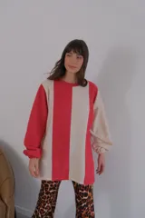 Buzo de viscosa con diseño a rayas verticales rojas y beige, mangas largas abullonadas con puños elastizados.