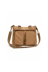 Bolso Daniel Cassin Banyan de color marrón, confeccionado en poliéster con múltiples bolsillos frontales con cierre y correa ajustable.