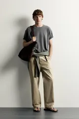 Remera de corte holgado color gris oscuro, con cuello redondo y mangas cortas. Confeccionada en tejido suave con mezcla de modal.